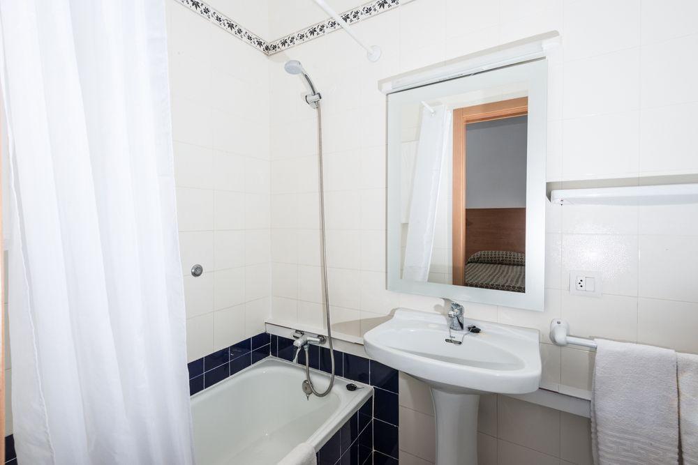 Hotel Madrid Ситадела Екстериор снимка
