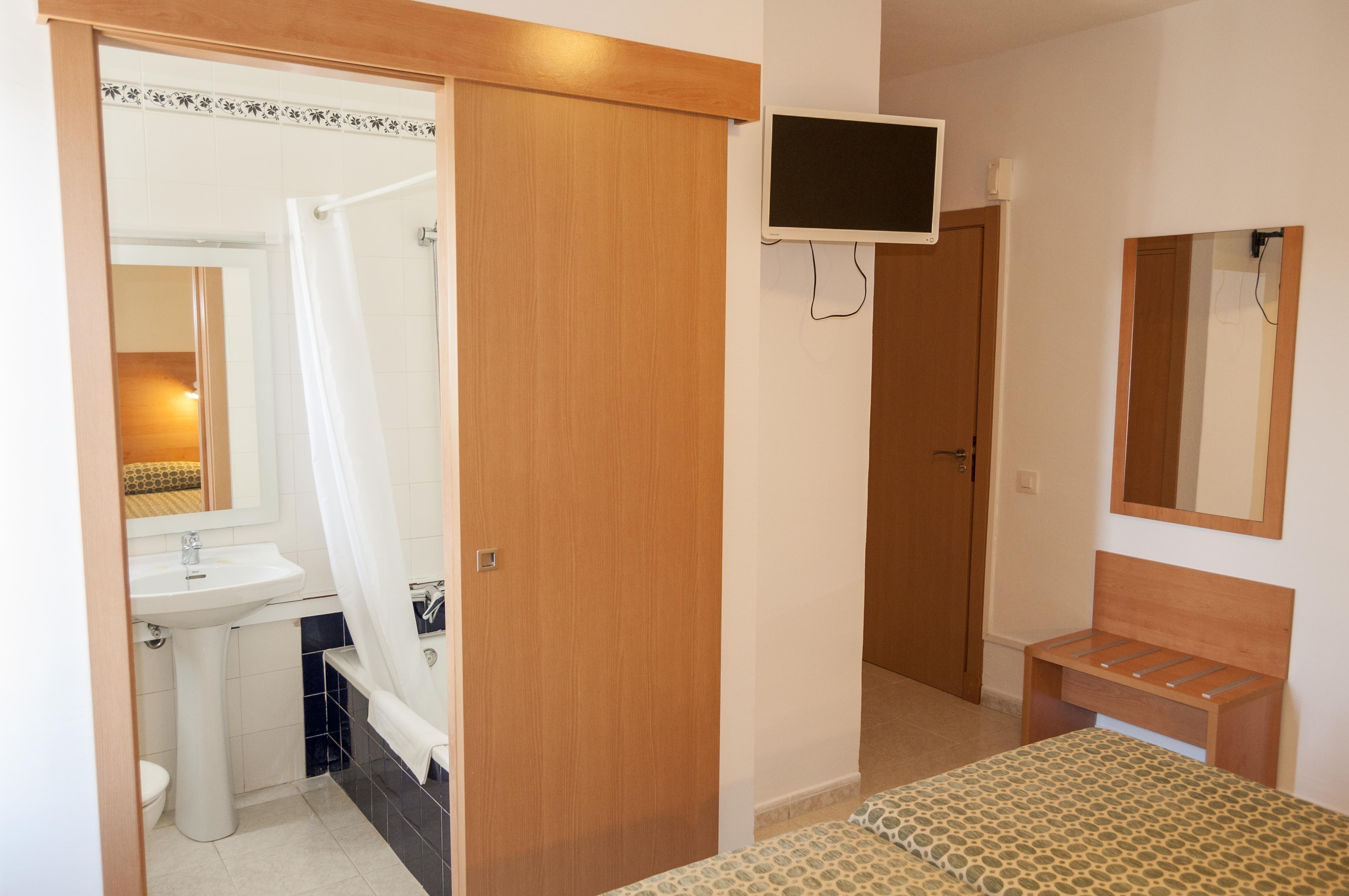 Hotel Madrid Ситадела Екстериор снимка