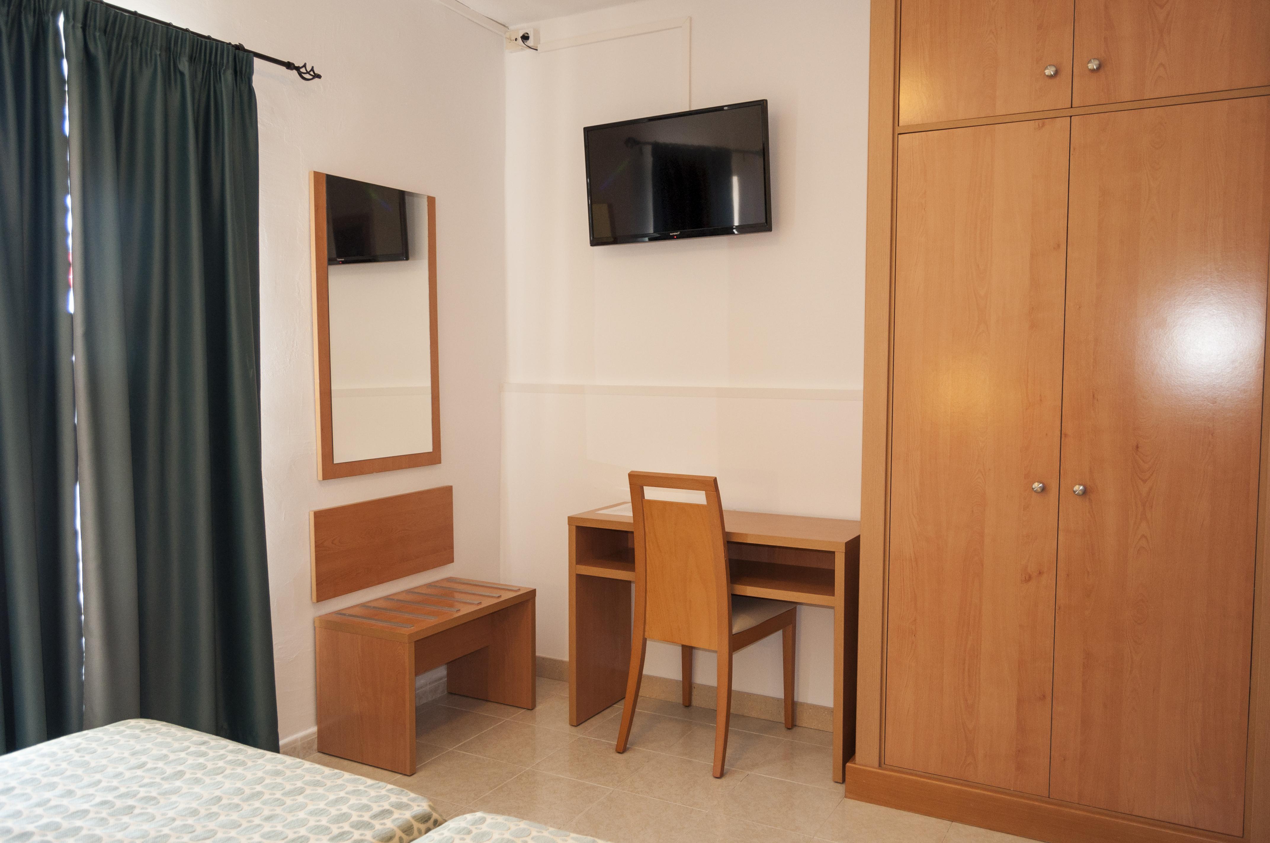 Hotel Madrid Ситадела Екстериор снимка