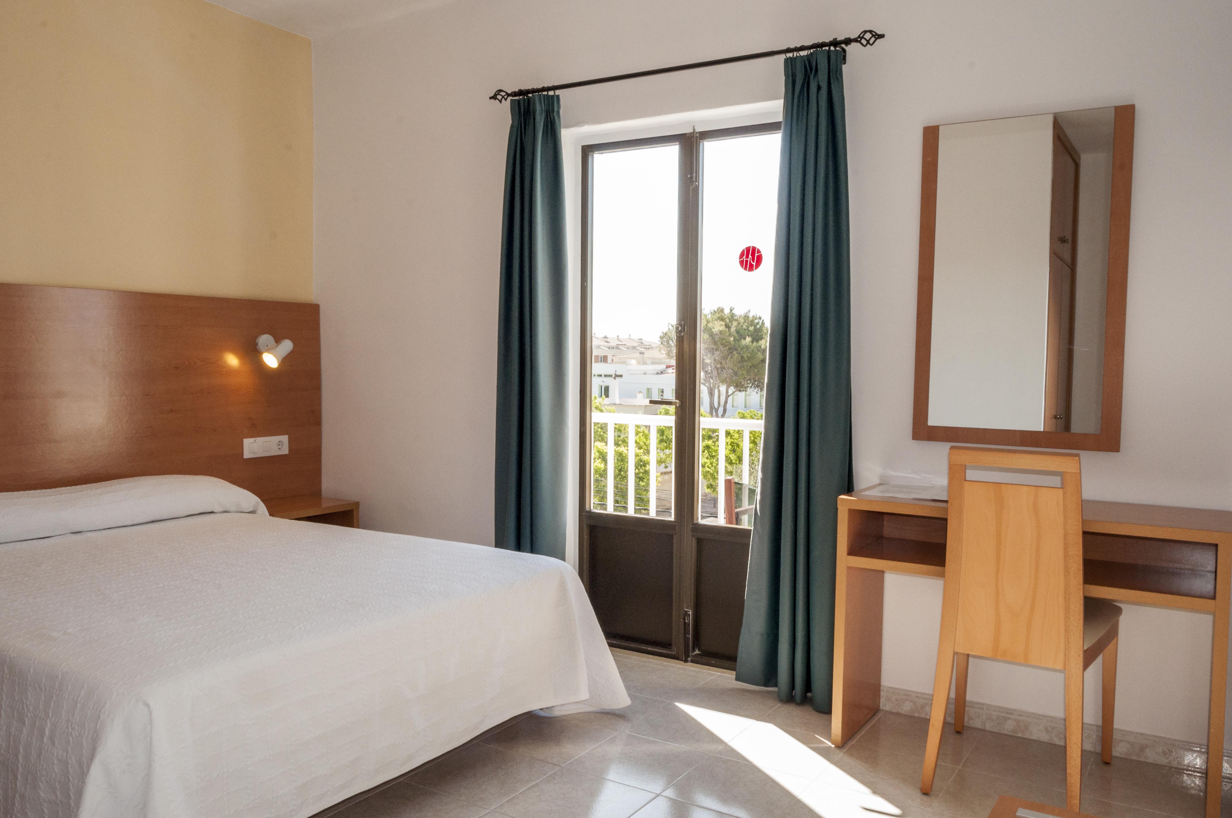 Hotel Madrid Ситадела Екстериор снимка
