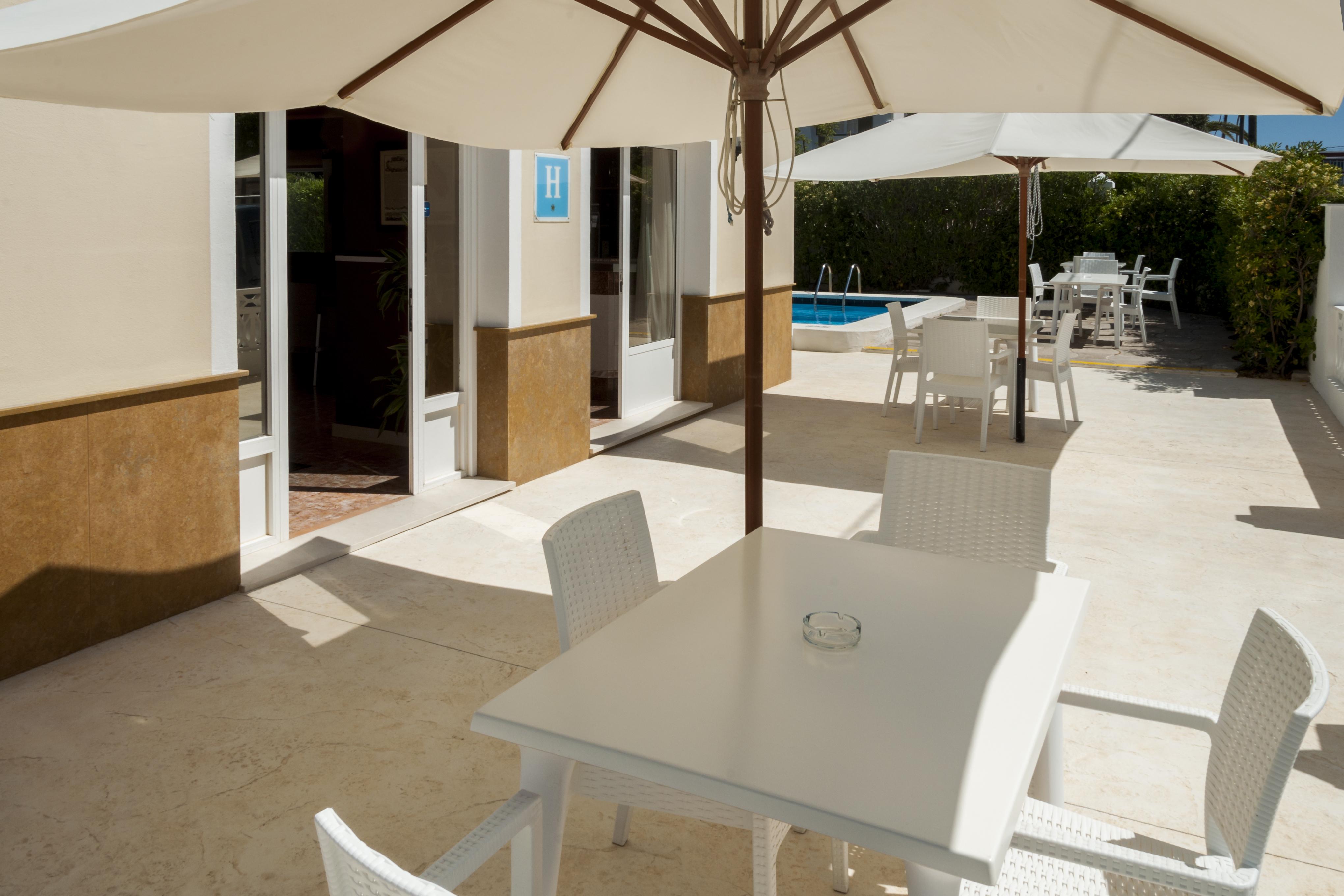 Hotel Madrid Ситадела Екстериор снимка