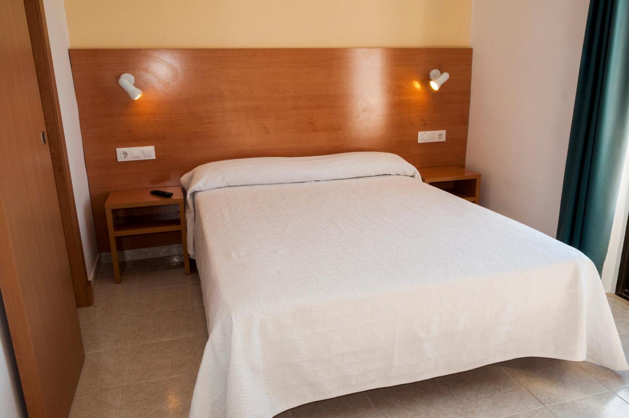 Hotel Madrid Ситадела Екстериор снимка