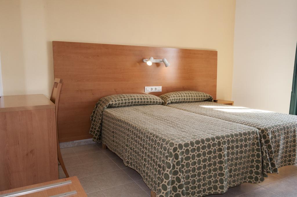 Hotel Madrid Ситадела Екстериор снимка