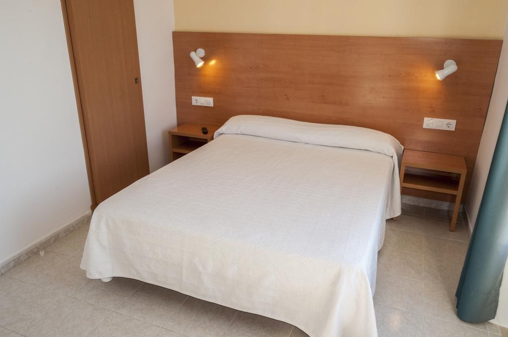 Hotel Madrid Ситадела Екстериор снимка