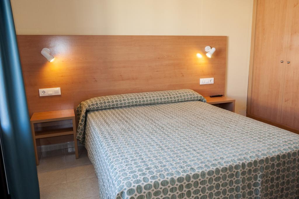 Hotel Madrid Ситадела Екстериор снимка